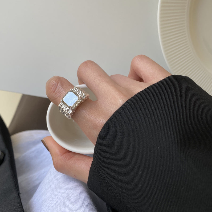 Bague en argent épaisse faite à la main avec pierre de cristal centrale