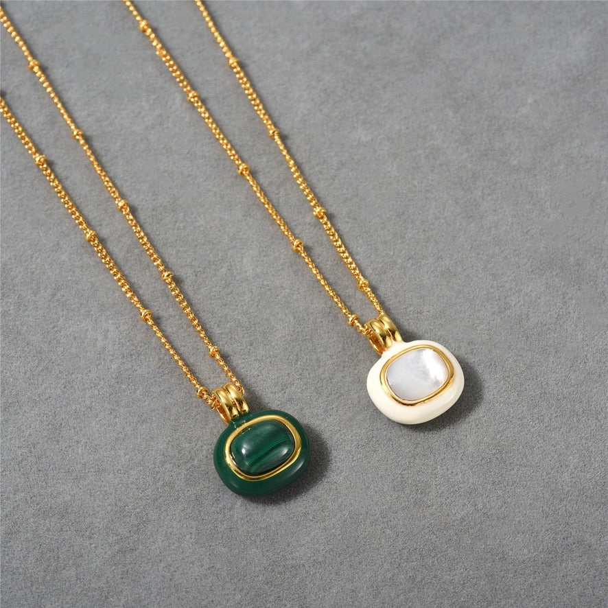 Collier exquis à la main avec pendentif en malachite / nacre