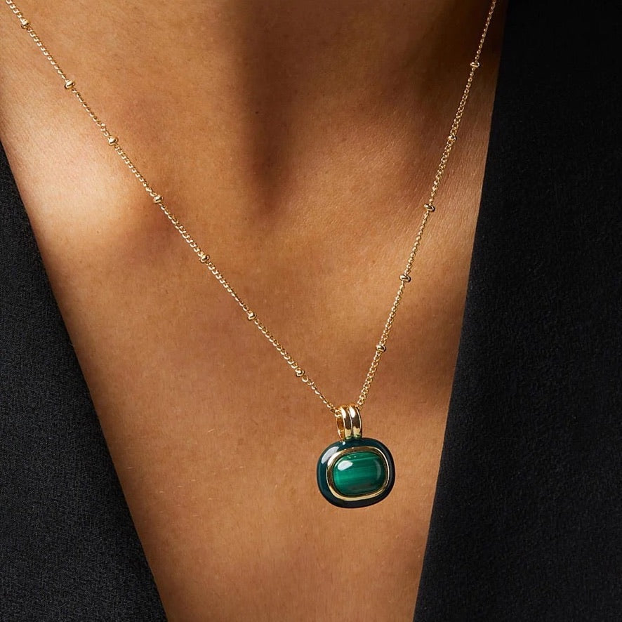 Collier exquis à la main avec pendentif en malachite / nacre