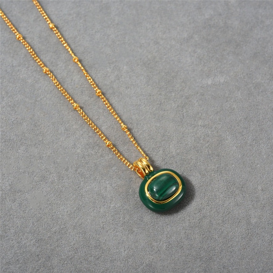 Collier exquis à la main avec pendentif en malachite / nacre