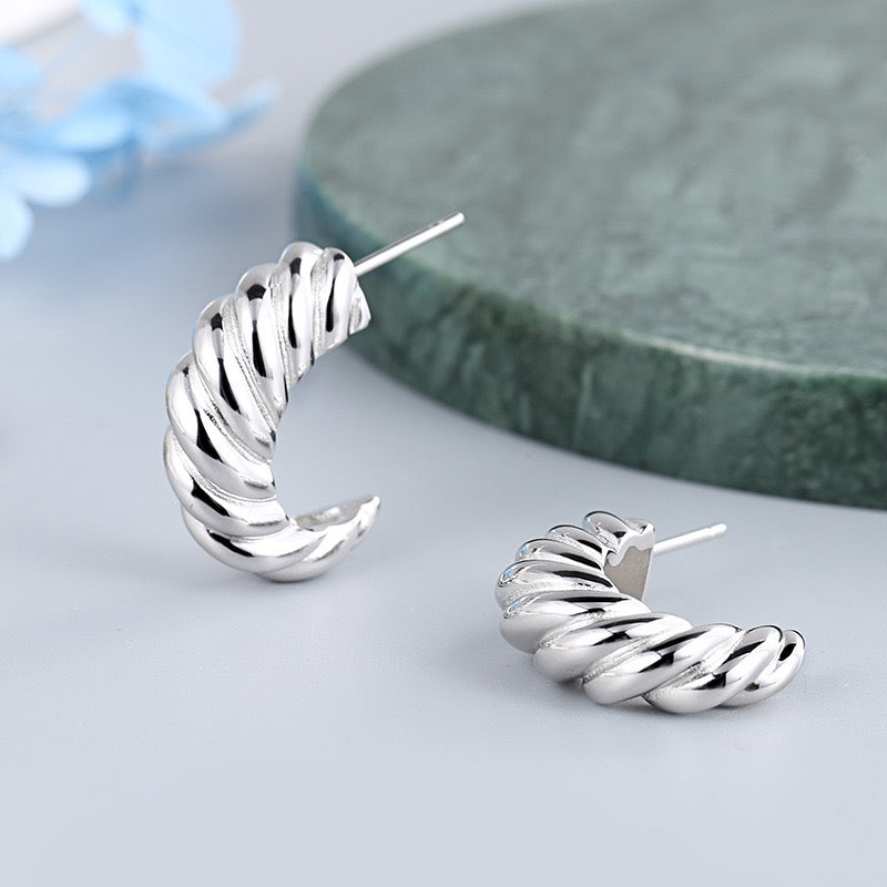 Croissant-formed Twisted Hoop Earrings