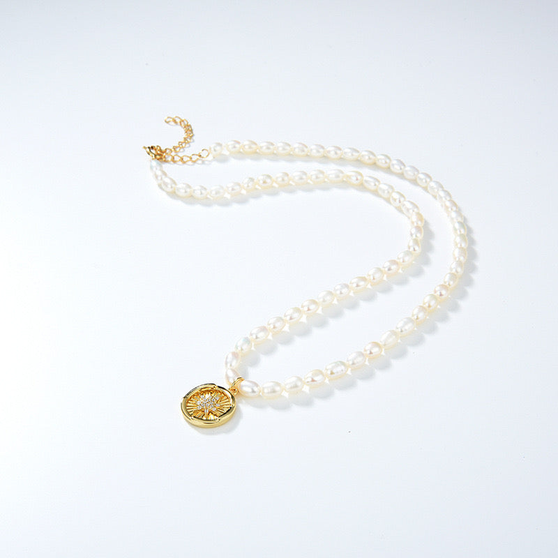 Natural Freshwater Pearl Necklace with Rond Star Medaille Pendant