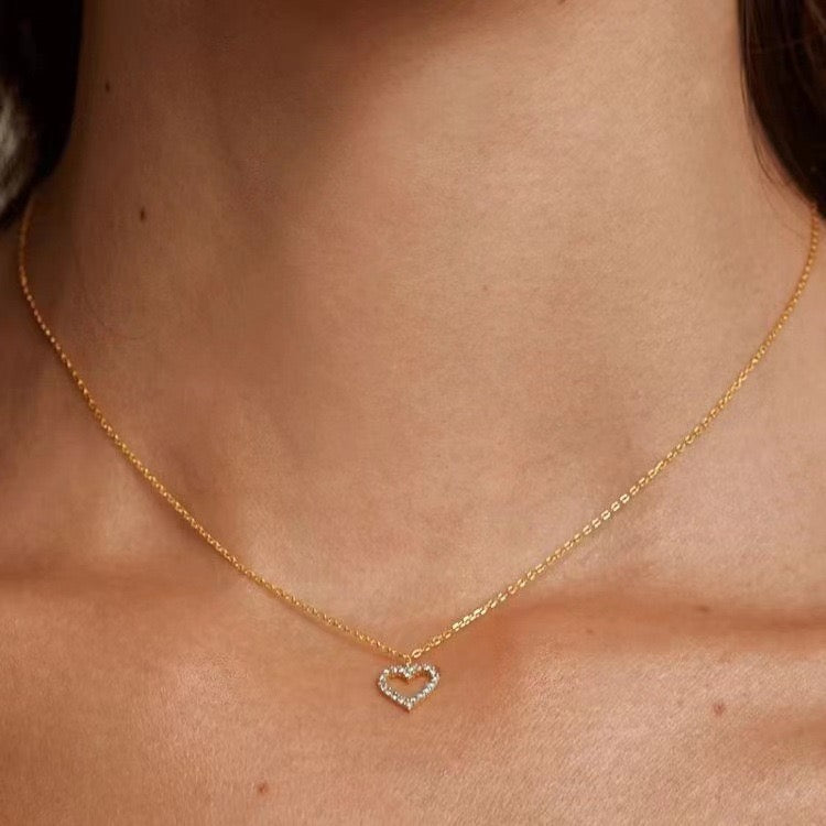 Joli collier pavé de cristaux en forme de coeur