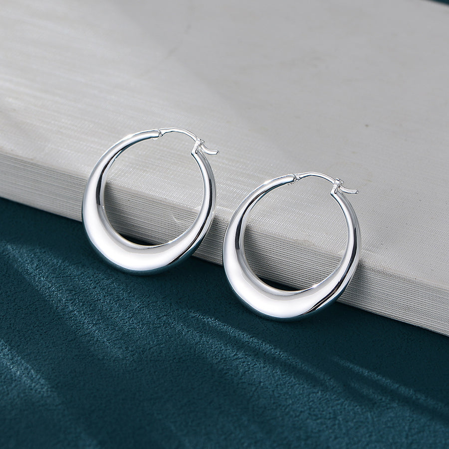 Grandes boucles d'oreilles créoles minimalistes