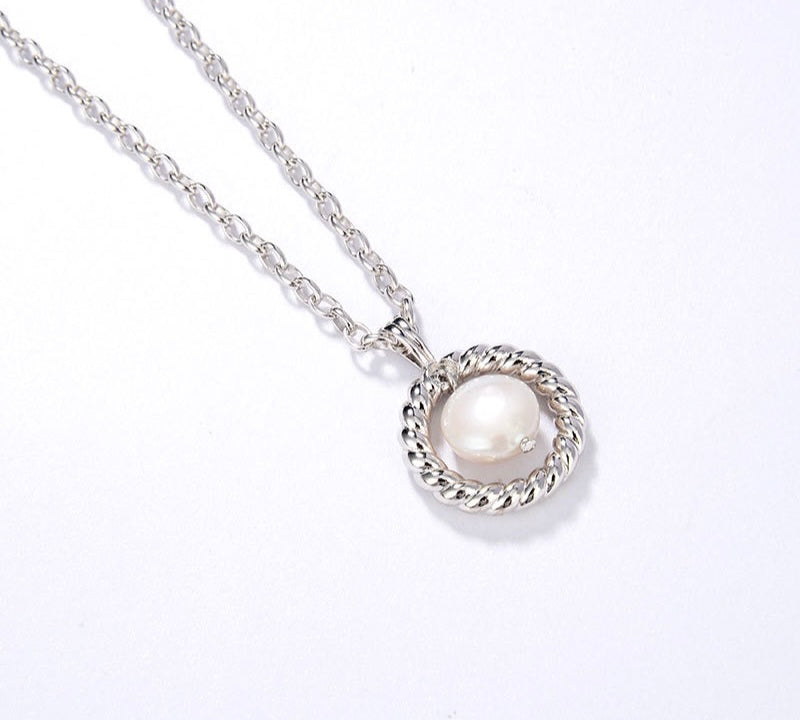 Collier pendentif perle dans un cercle