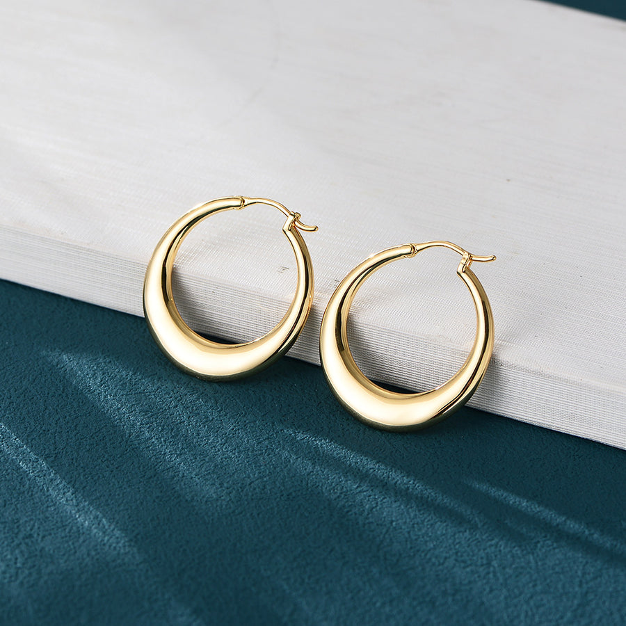 Grandes boucles d'oreilles créoles minimalistes