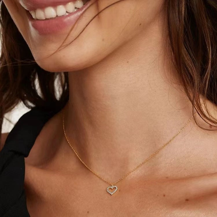 Joli collier pavé de cristaux en forme de coeur