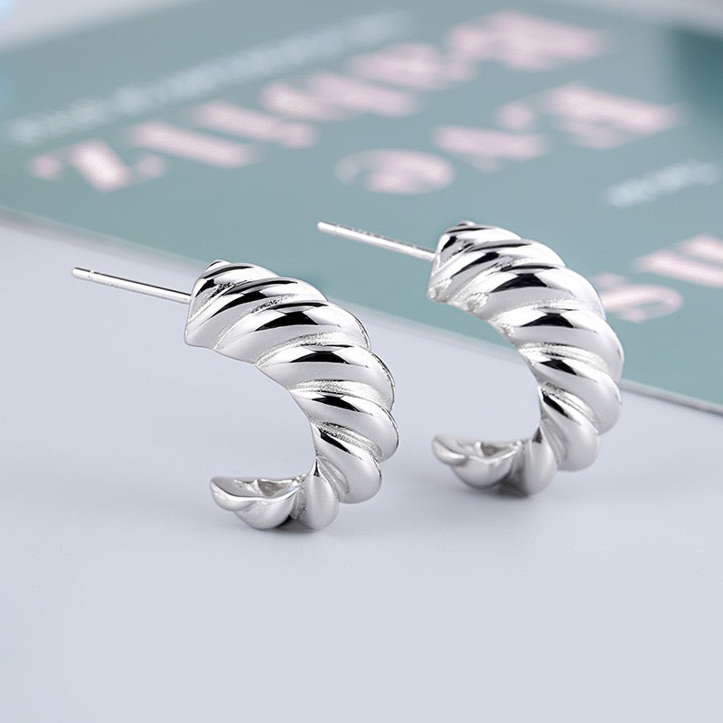 Croissant-formed Twisted Hoop Earrings