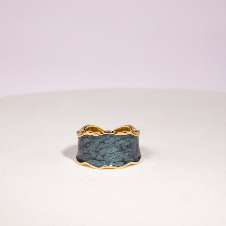 Bague ouverte irrégulière en émail bleu fabriquée à la main