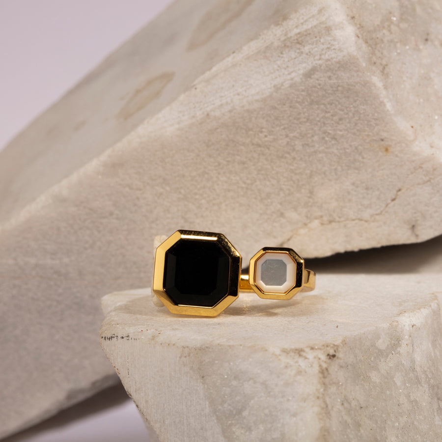 Bague Minimaliste Géométrique avec Onyx et Pierre de Nacre