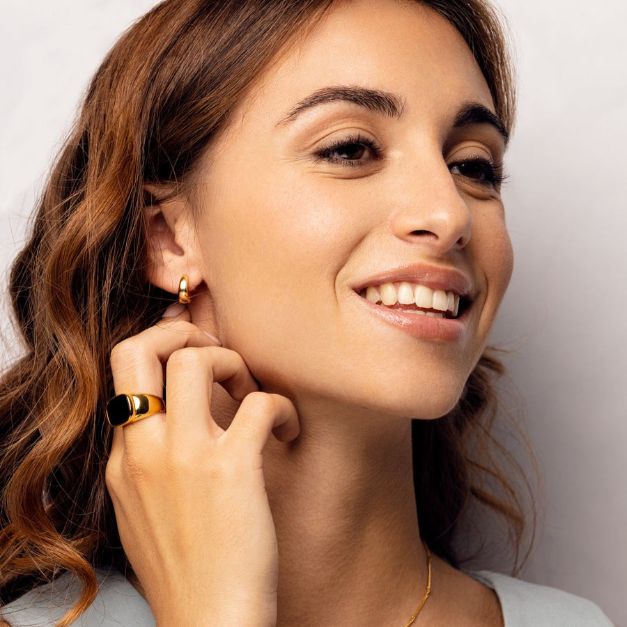 Minimalist Chunky Black Onyx Medaille Ring in Gold Vermeil 18k