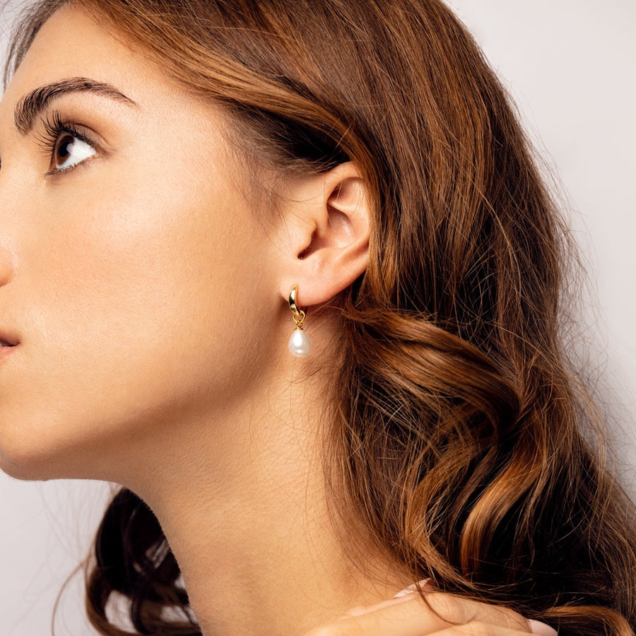 Boucles d'oreilles créoles classiques avec perles d'eau douce