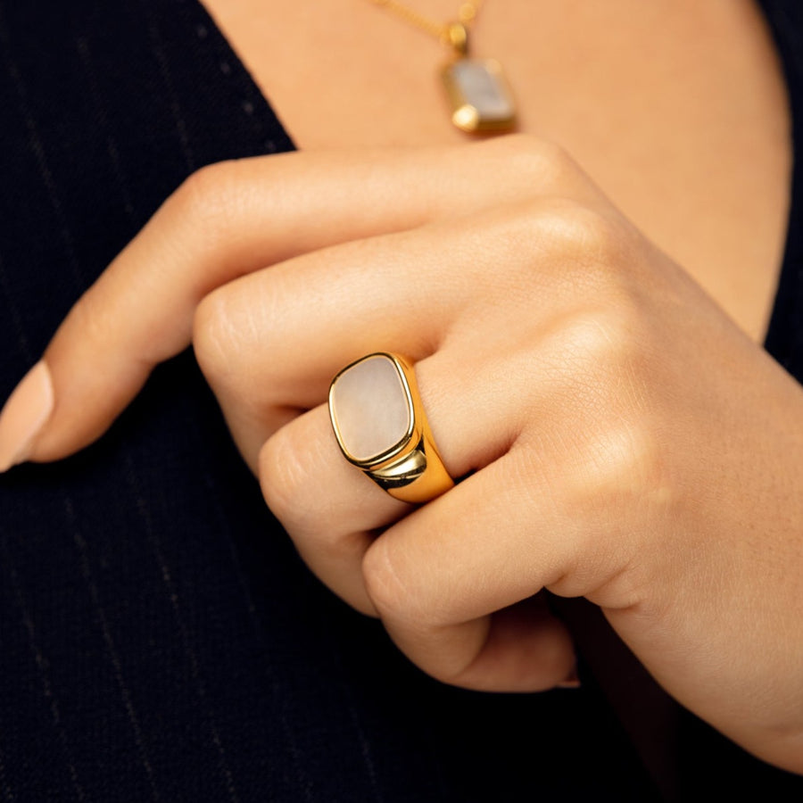 Chunky Mother of Pearl Medaille Ring in Gold Vermeil 18k