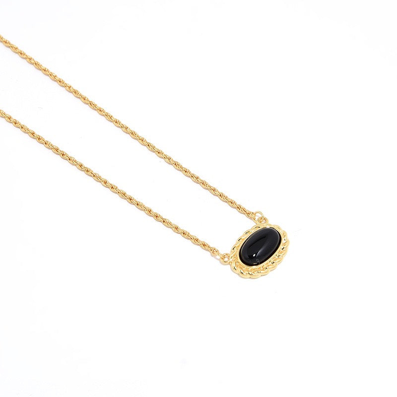 Collier chic d'inspiration vintage avec pendentif en onyx noir et en or vermeil