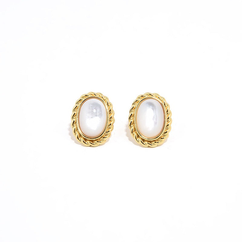 Boucles d'oreilles chics avec l'inspiration du style vintage en or vermeil et nacre 