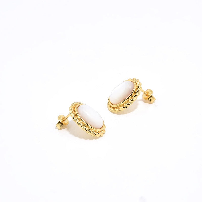 Boucles d'oreilles chics avec l'inspiration du style vintage en or vermeil et nacre 