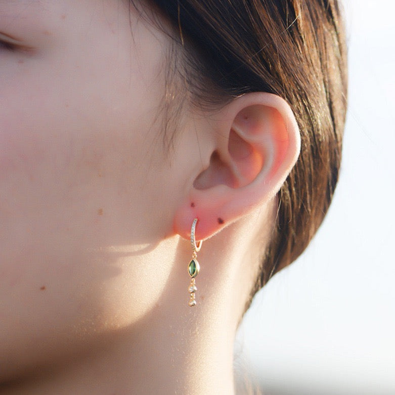 Boucles d'Oreilles Créoles Tendance en Argent Doré avec Pendentif en Zircon Vert